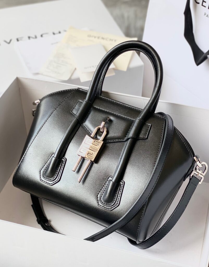 ジバンシィ「Givenchy」スモール アンティゴナ ボックスレザー バッグ