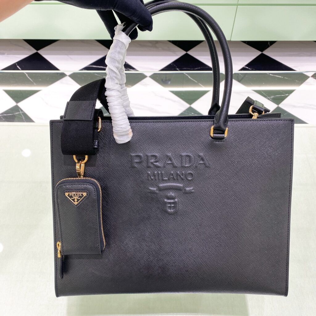 プラダ「Prada」 サフィアーノ レザー ラージ トートバッグ