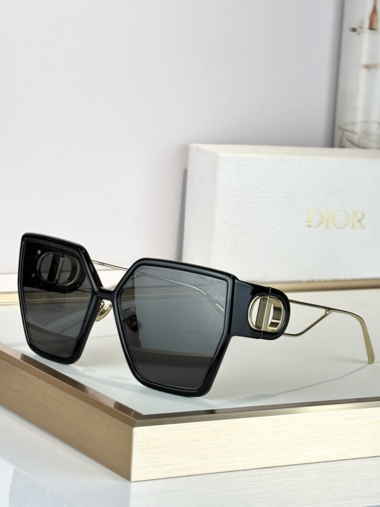 【注目新入荷】Dior フランス仕立てサングラス「ドライブ最適」