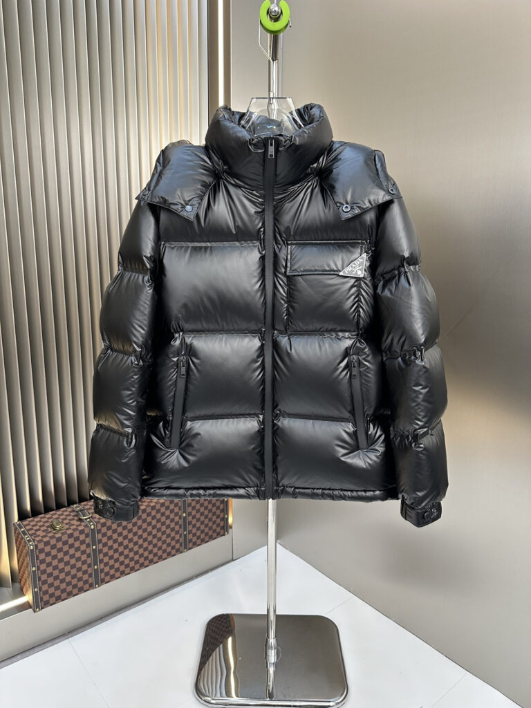 プラダ「Prada」冬の新作 フード付きダウンジャケット