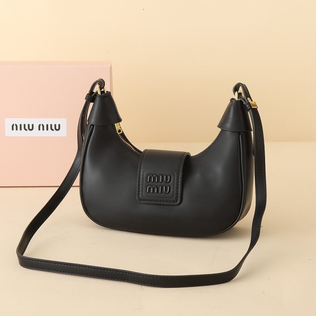 ミュウミュウ アバンチュール 三日月 レザーバッグ「Aventure Bag」