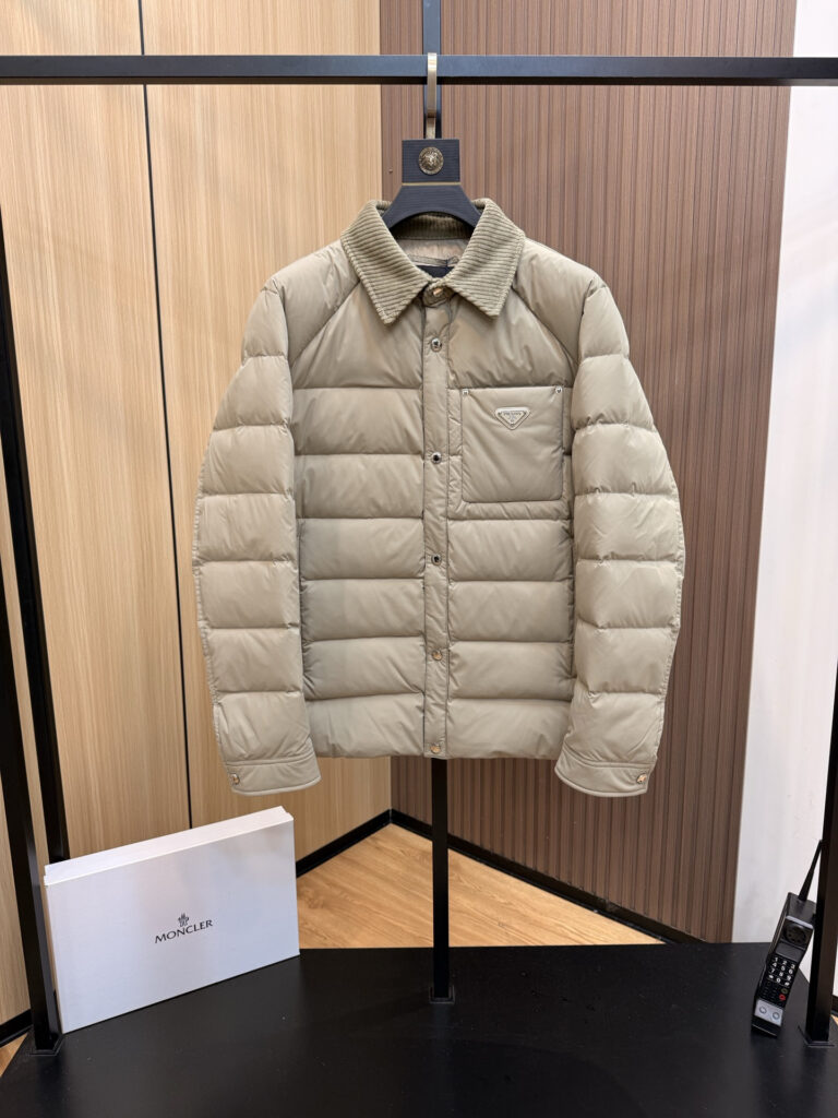 プラダ「Prada」秋冬ファッション カラー付きダウンジャケット