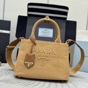 プラダ「Prada」ショルダーバッグ