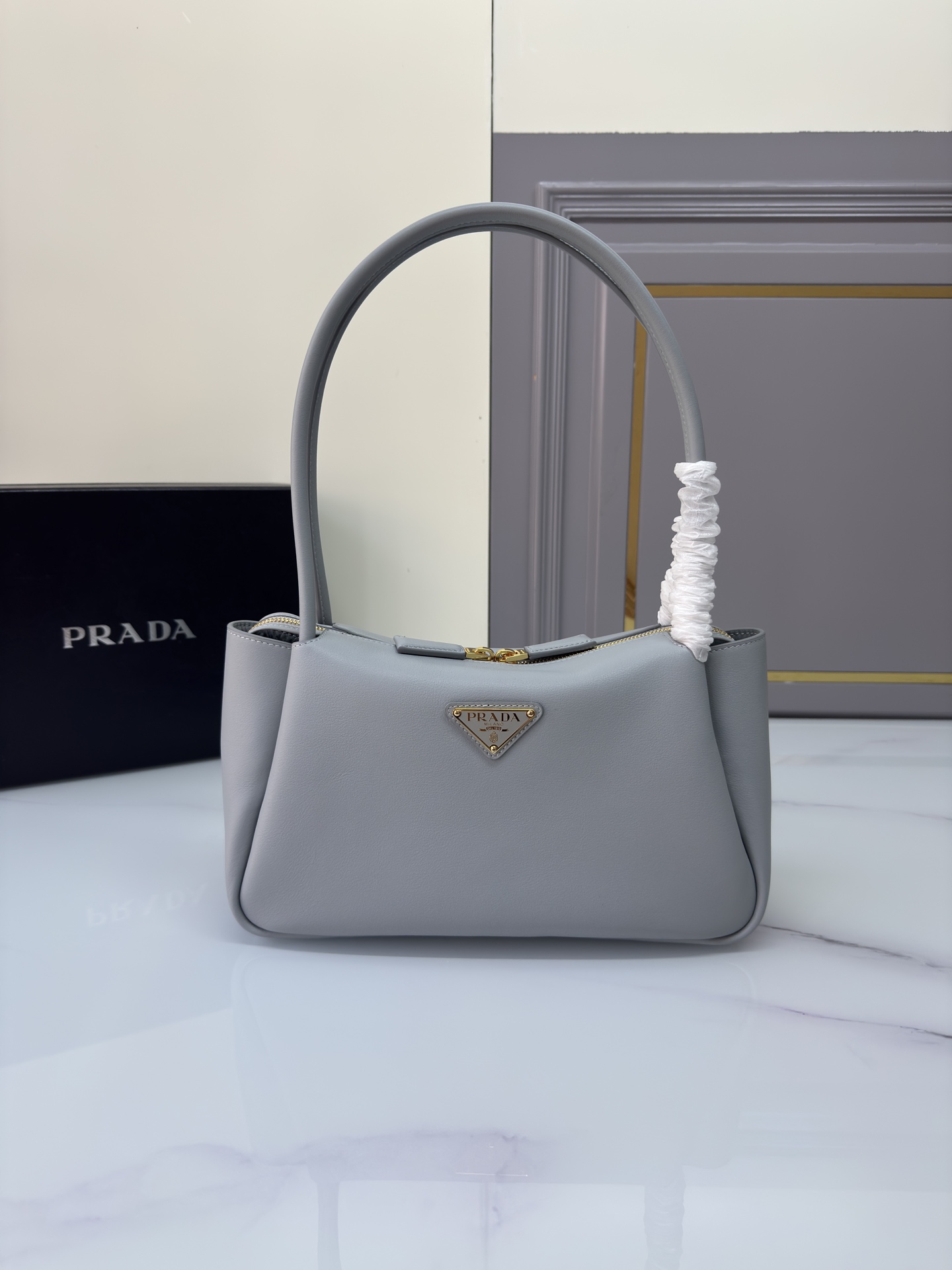 プラダ「Prada」ナッパレザーショルダーバッグ