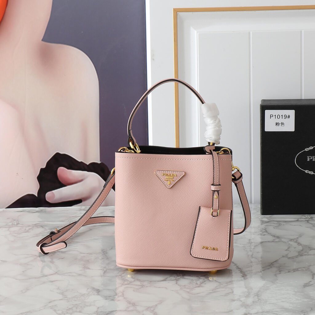 プラダ パニエ サフィアーノレザー ミニバッグ「Panier Saffiano」