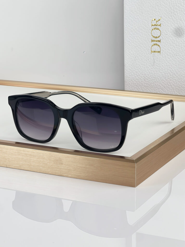 【注目新入荷】Dior フランス仕立てサングラス「ドライブ最適」
