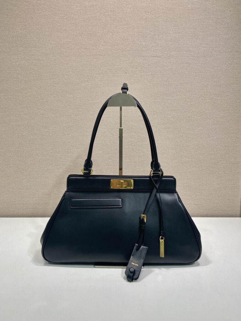 プラダ「Prada」レザーショルダーバッグ