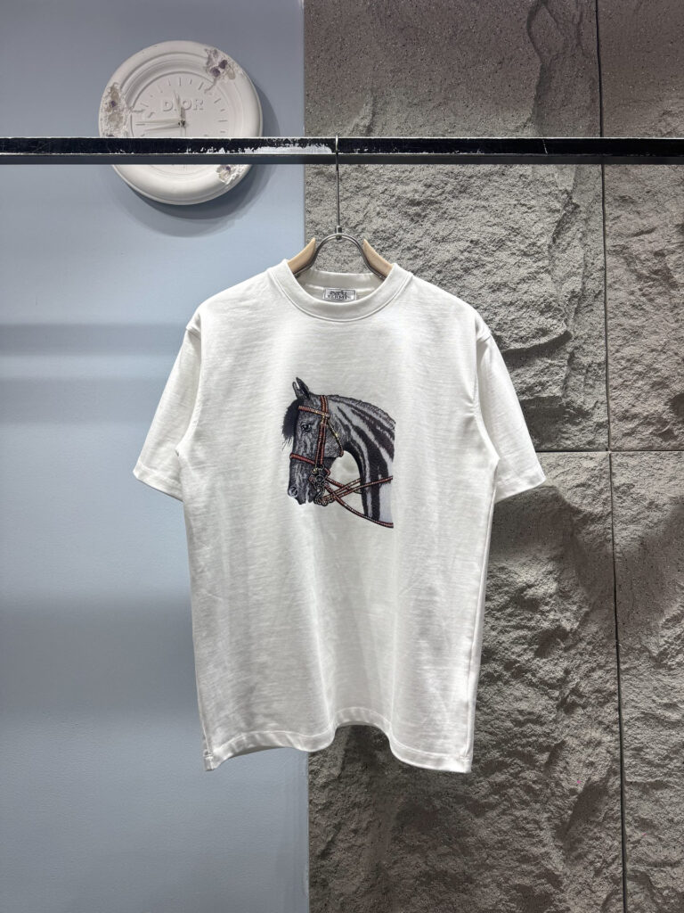エルメス「Hermès」 春夏2026 刺繍コレクション Tシャツ