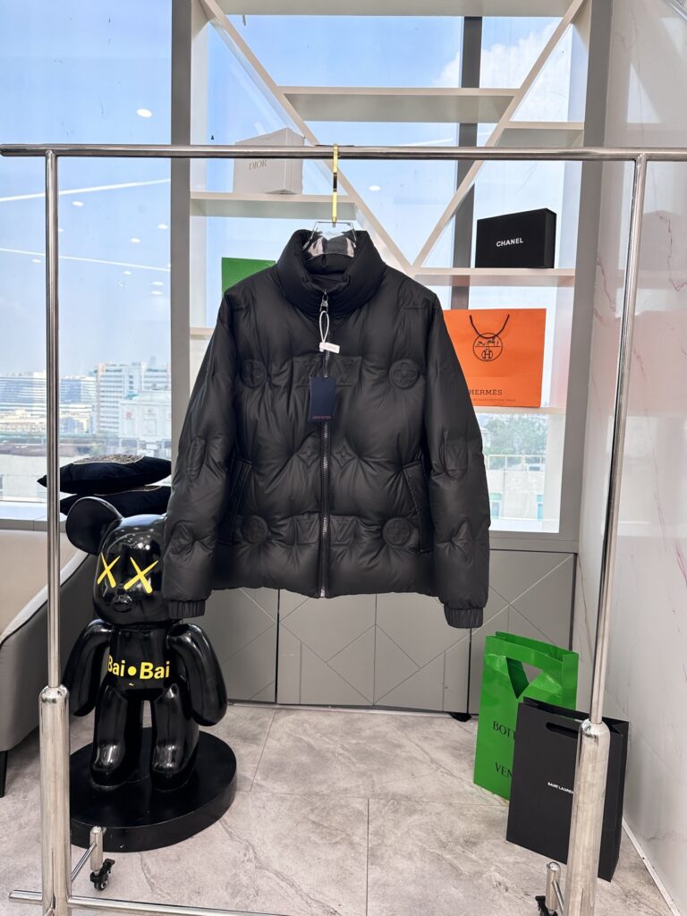 ルイ・ヴィトン「Louis Vuitton」MONOGRAM レリーフダウンジャケット