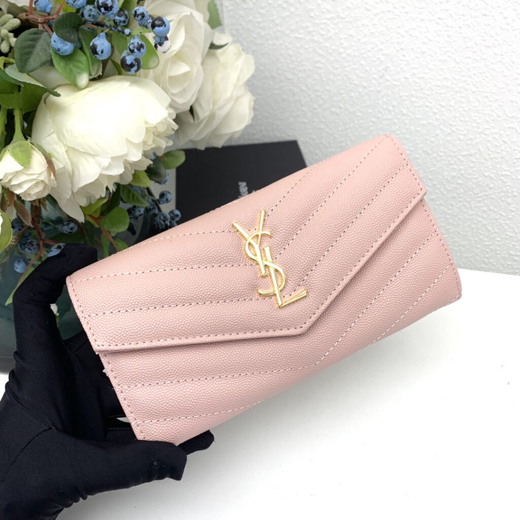 サンローラン「Saint Laurent」カサンドラ マトラッセ ラージ フラップウォレット（グレイン・ド・プードル エンボスレザー）