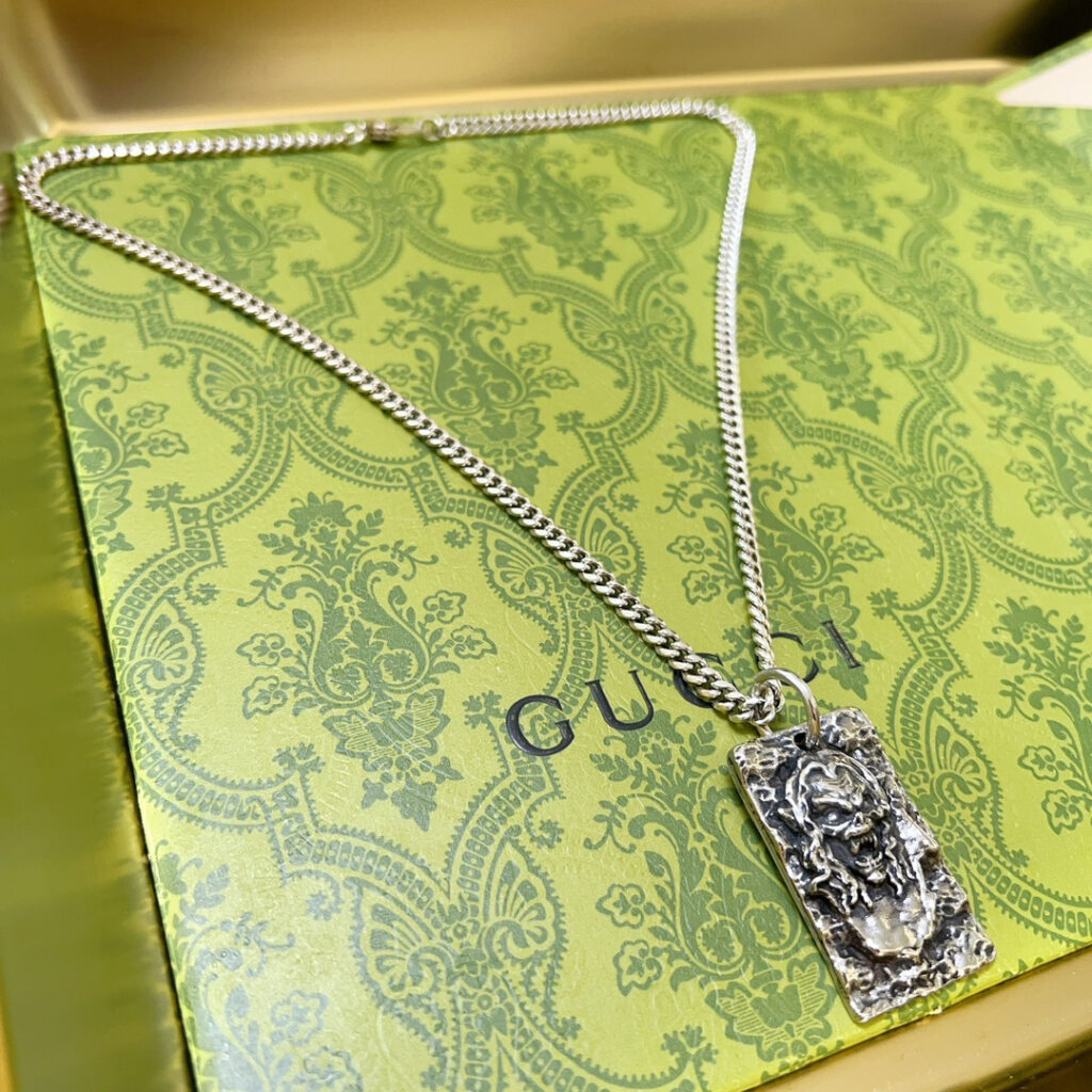 グッチ「Gucci」 Anger Forest シリーズ ヴィンテージシルバーネックレス