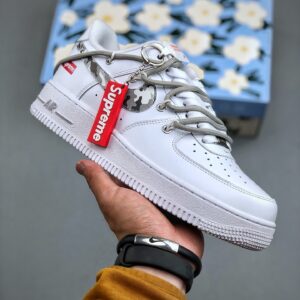 ナイキ エア フォース 1 トレンドスニーカー「Supreme 限定コラボモデル」