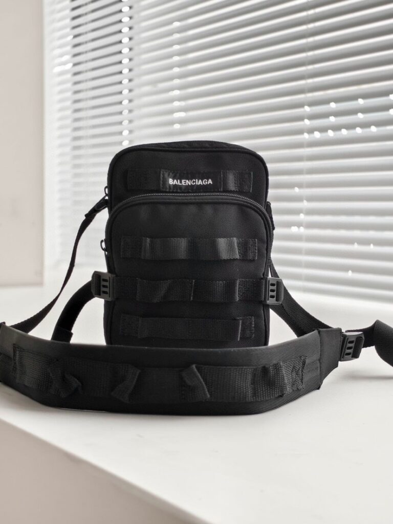 バレンシアガ「Balenciaga」ARMY メンズ メッセンジャーバッグ