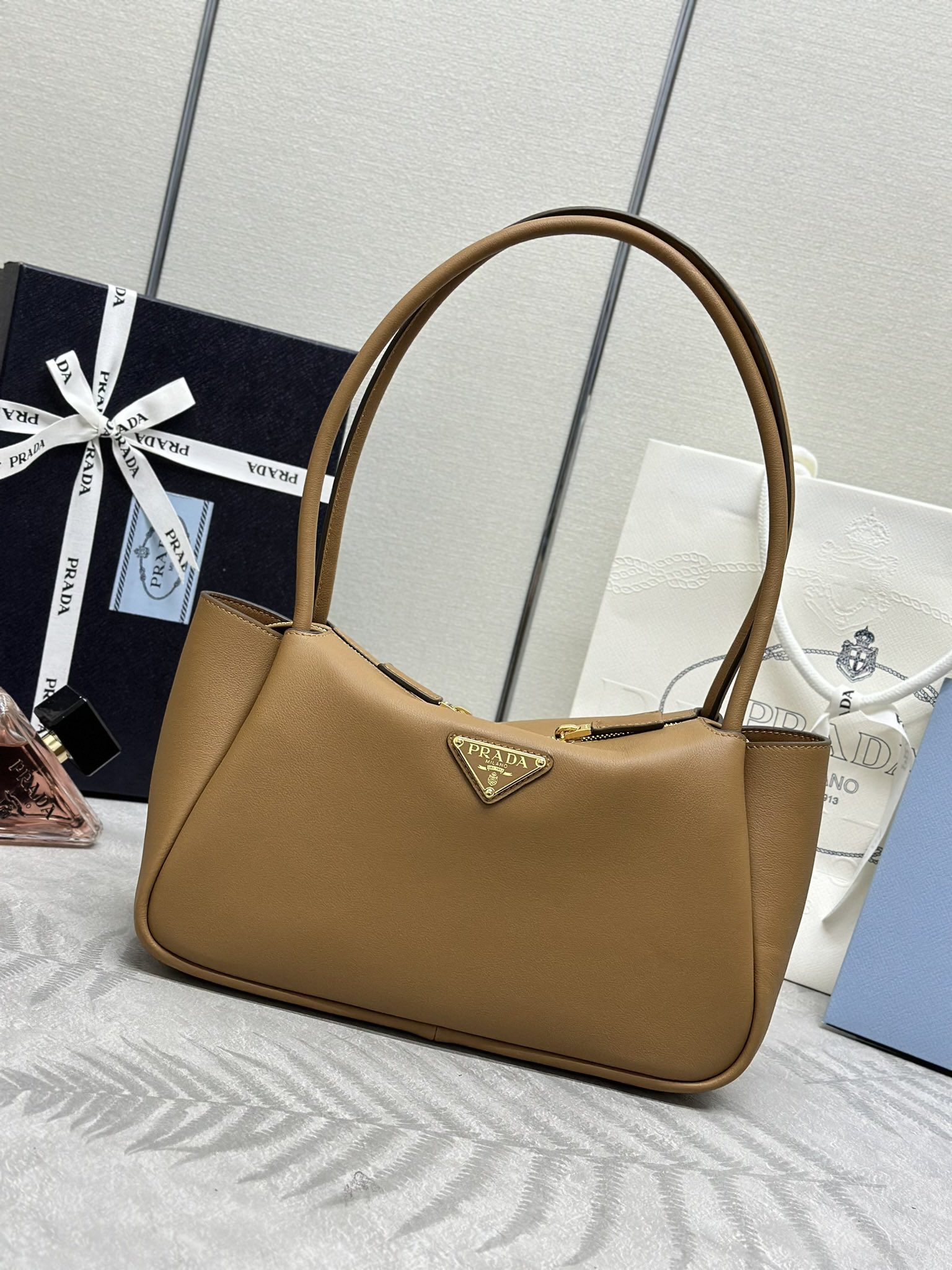 プラダ「Prada」 スムースレザー デュアルストラップバッグ