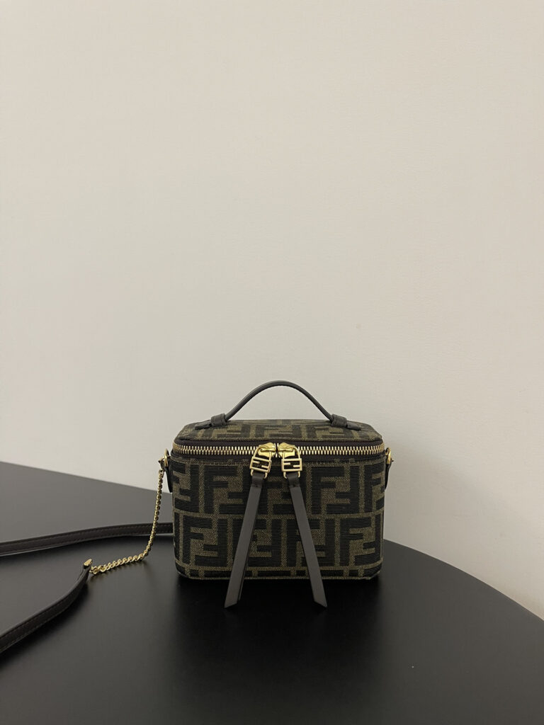 フェンディ「Fendi」シグネチャー モノグラム ミニボックスバッグ