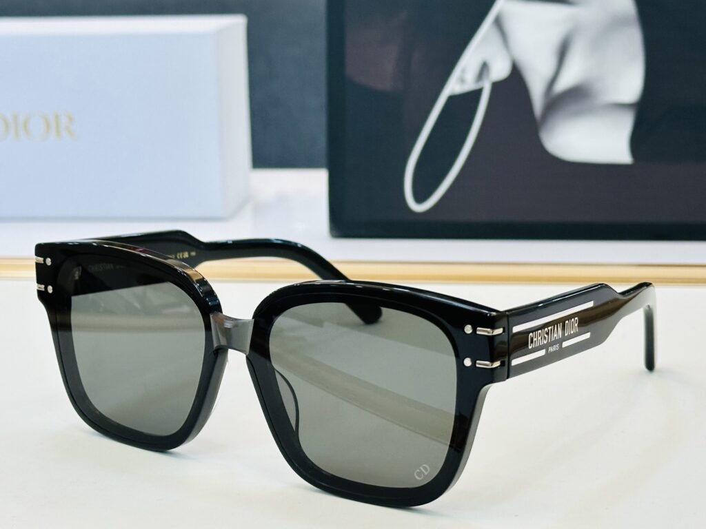 【注目新入荷】Dior フランス仕立てサングラス「ドライブ最適」