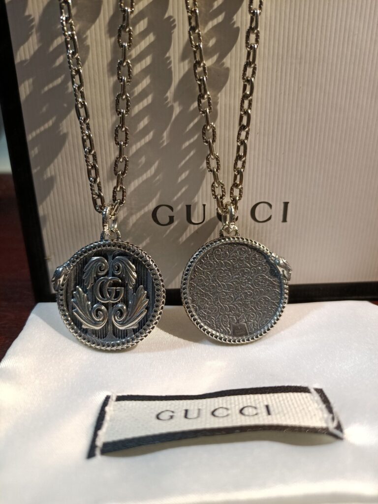 グッチ「Gucci」スネークエッジ彫刻 ウィングサークルペンダントネックレス