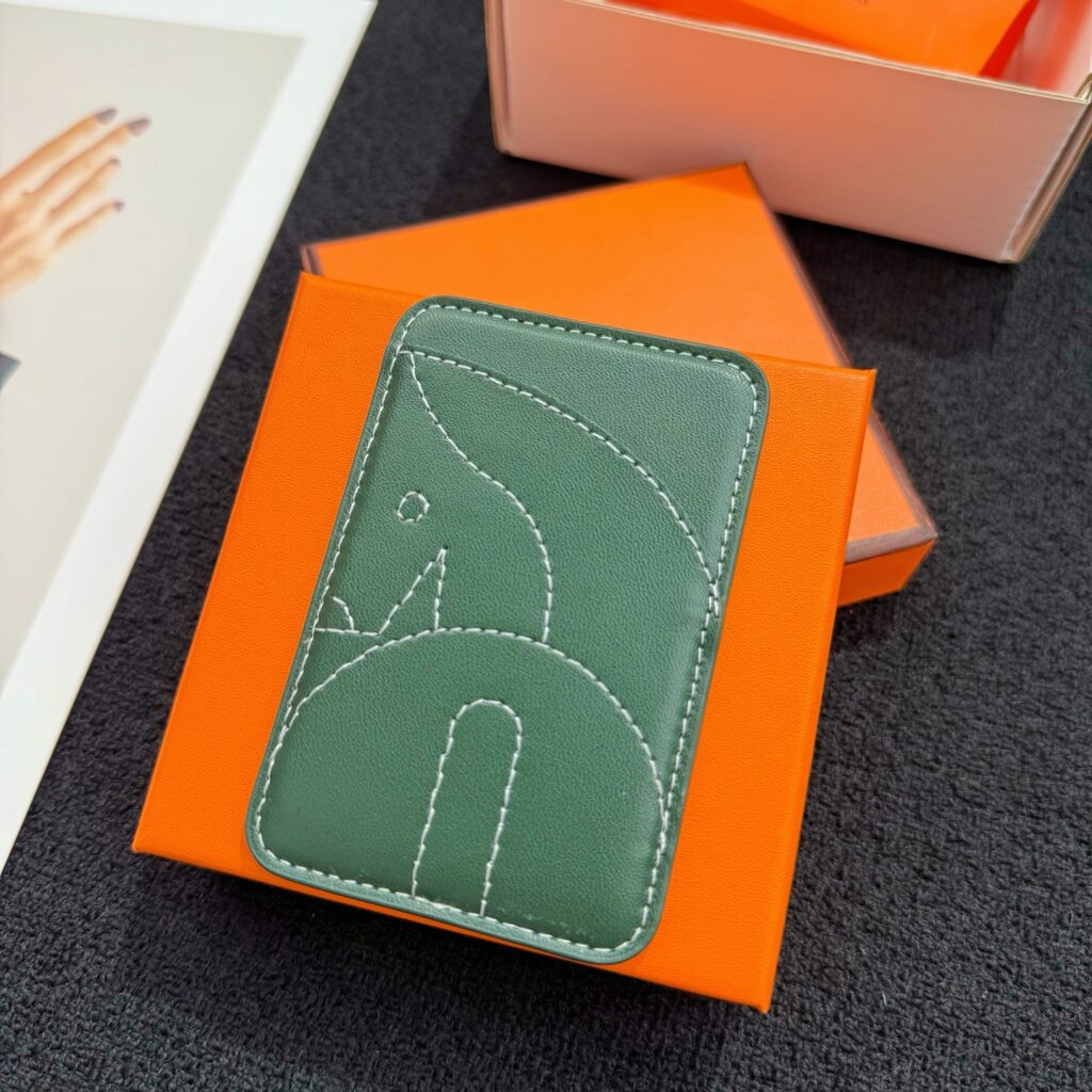 【限定新入荷】エルメス Cheval MagSafe 本革カードケース「12 シリーズ以降全 iPhone 対応」