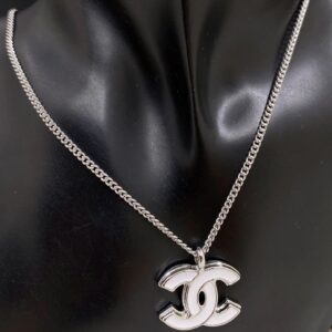 シャネル「Chanel」 最新プラチナトーン&ホワイトCCロゴネックレス