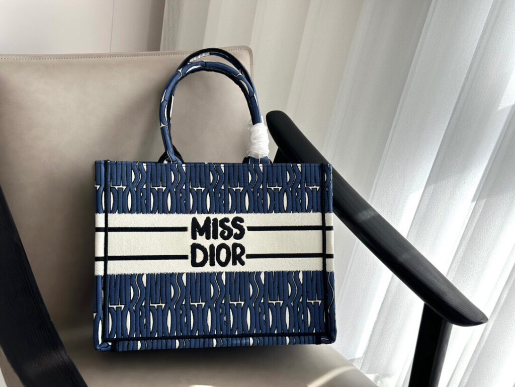 ディオール「Dior」Book Tote 2023 ショッピングトートバッグ