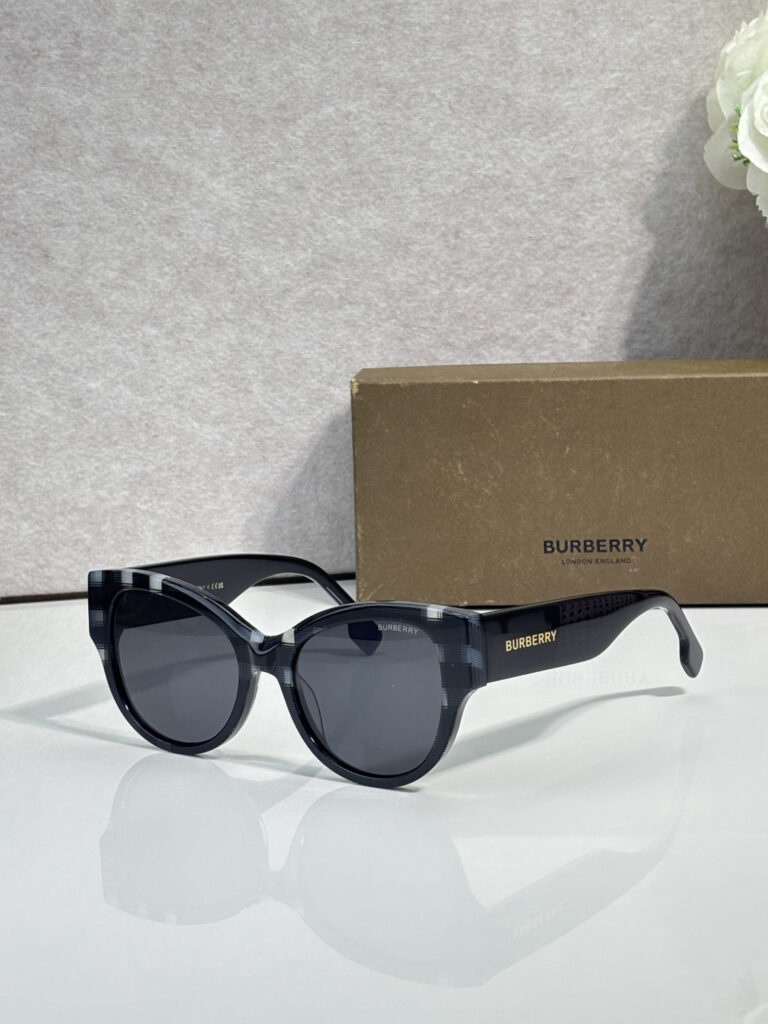 【店頭新登場】Burberry ブリティッシュデザインサングラス「アウトドア適合」