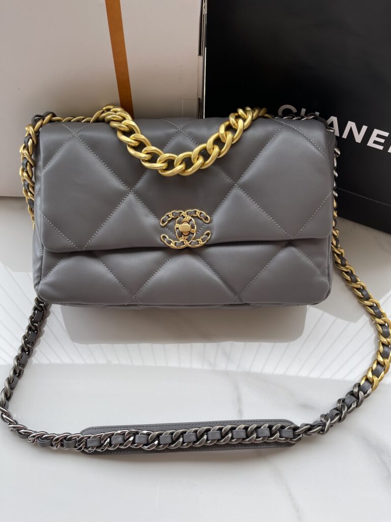 シャネル「Chanel」19 ラージ フラップ バッグ