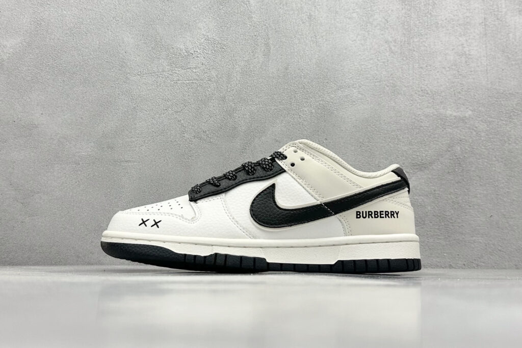 「コラボモデル」Burberry x Nike SB Dunk Low XC (Nike × BURBERRY Collaboration Nike SB Dunk Low XC)