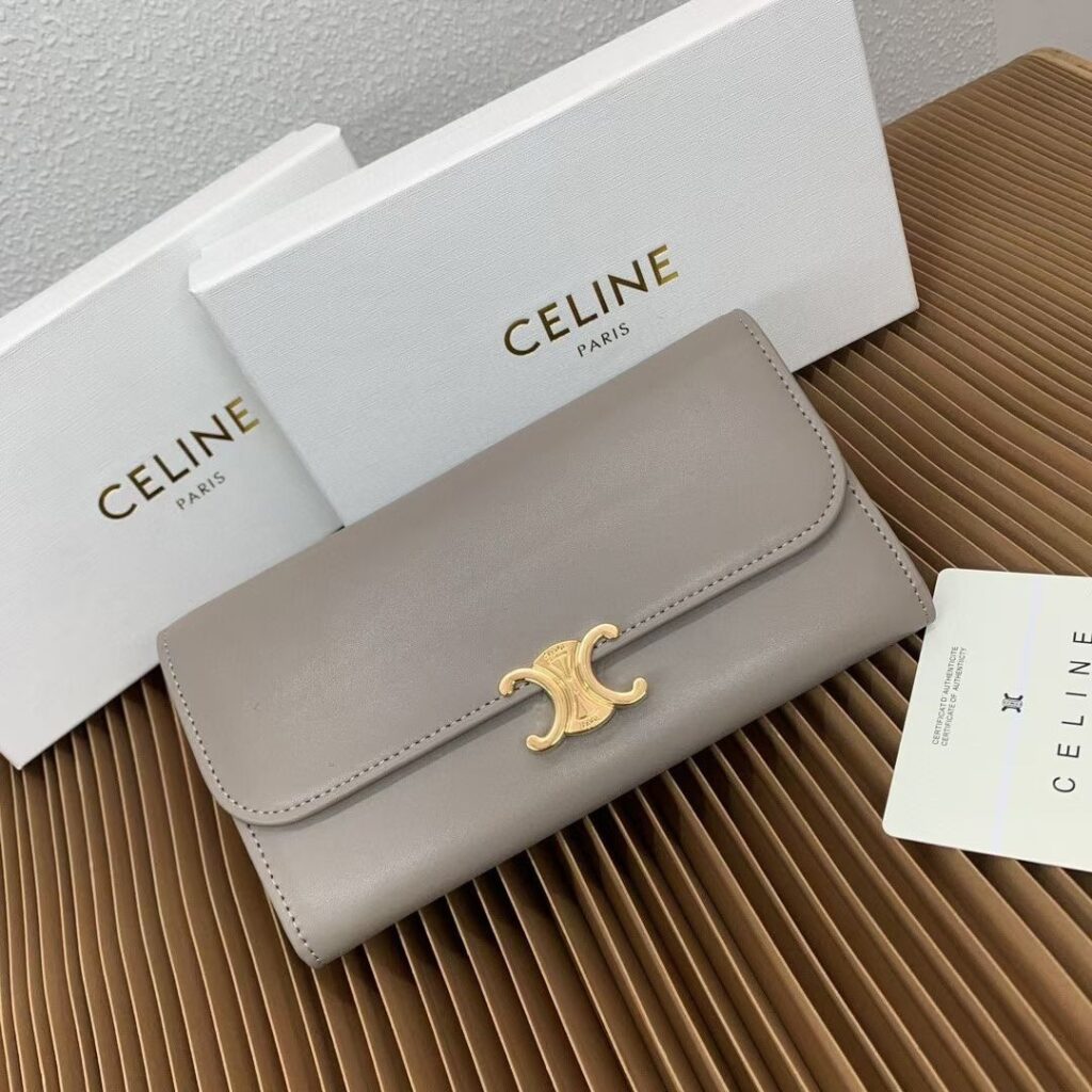 セリーヌ「Celine」TRIOMPHE光沢牛革財布