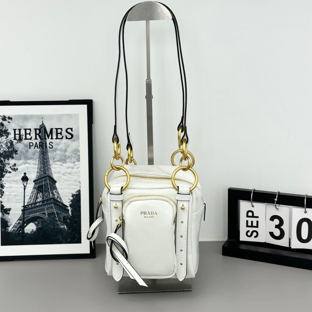 プラダ「Prada」レザーショルダーバッグ