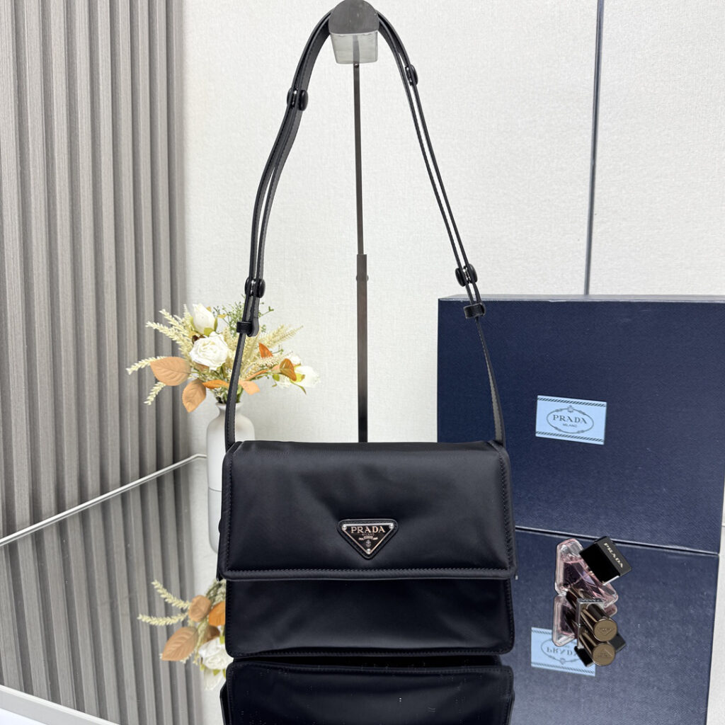 プラダ「Prada」 リニューナイロン ショルダーバッグ