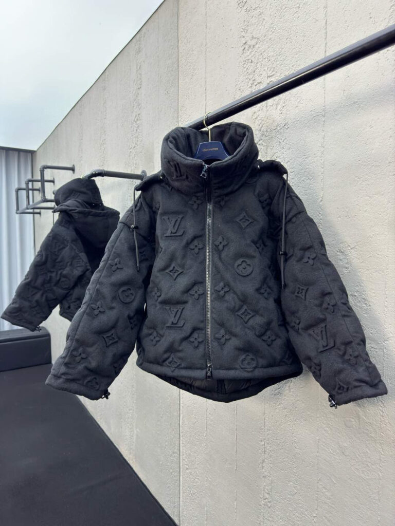 ルイ・ヴィトン「Louis Vuitton」MONOGRAM 浮き彫りエンボス加工ダウンジャケット