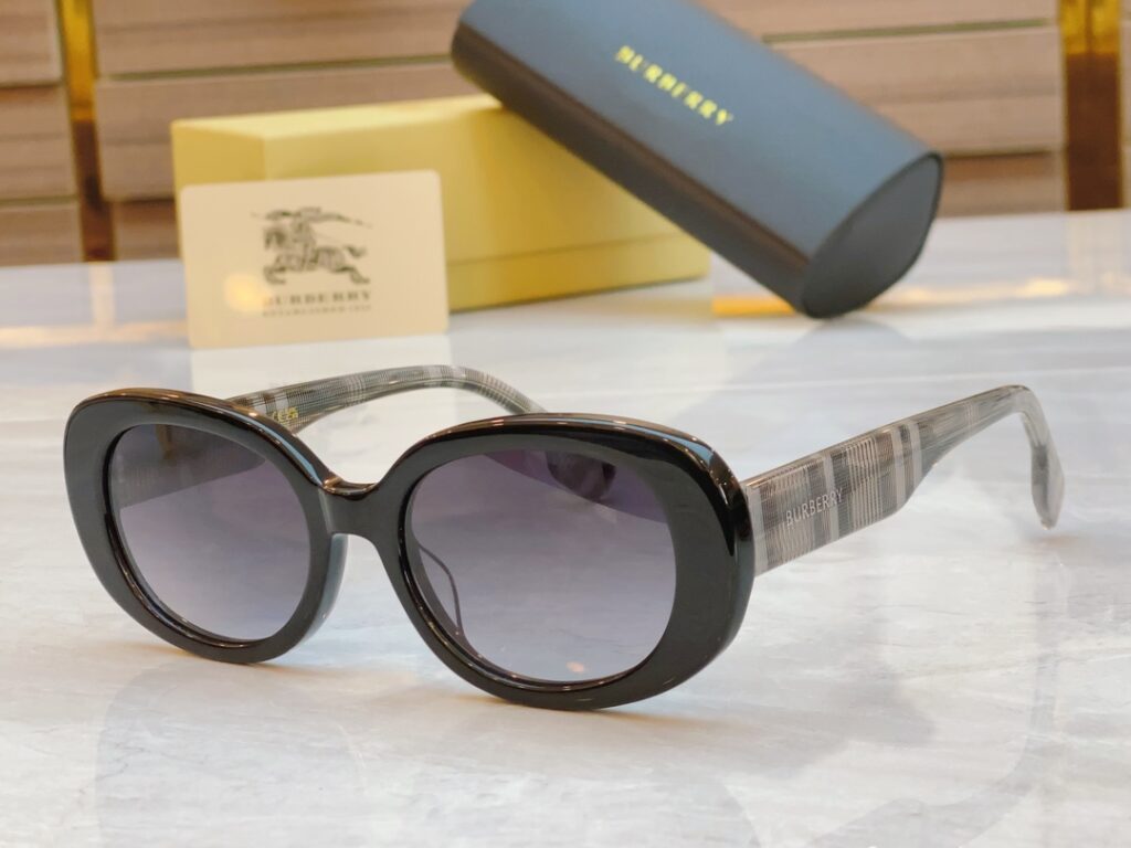 【店頭新登場】Burberry ブリティッシュデザインサングラス「アウトドア適合」