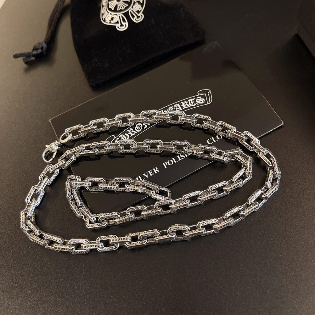 クロムハーツ「Chrome Hearts」のクラシックネックレス - 日常に上品なアクセントを添えるユニセックスモデル