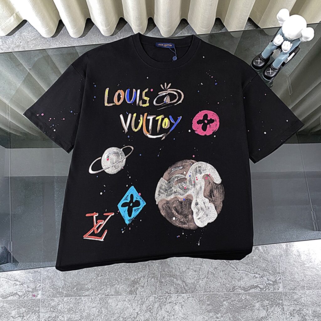 ルイ・ヴィトン Louis Vuitton コスモグラフィティ スプレーアート プリント クルーネックTシャツ(メンズ)