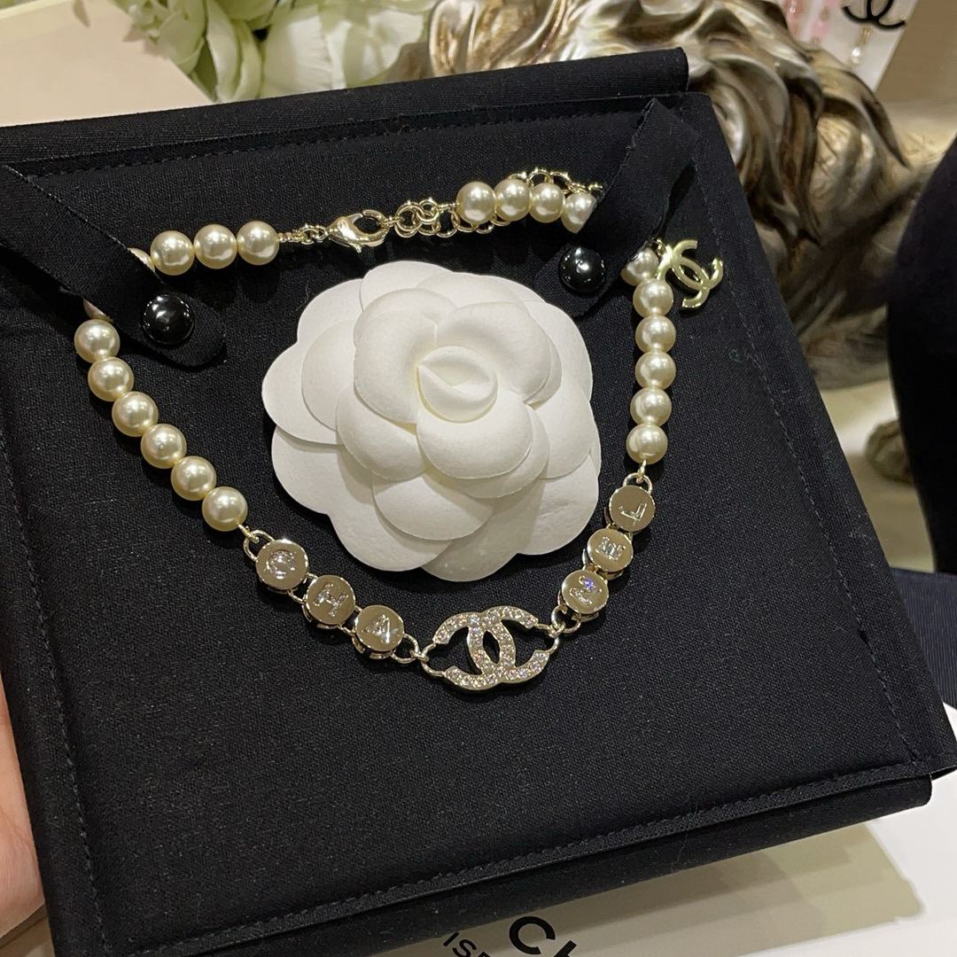 シャネル「Chanel」24B カットアウト レター ダイヤモンド ダブルC パール ネックレス ライトゴールド40cm