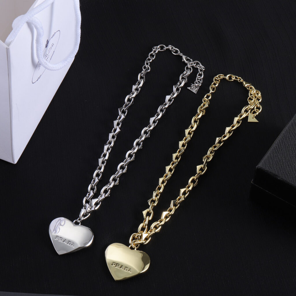 プラダ「Prada」Symbole シルバーネックレス