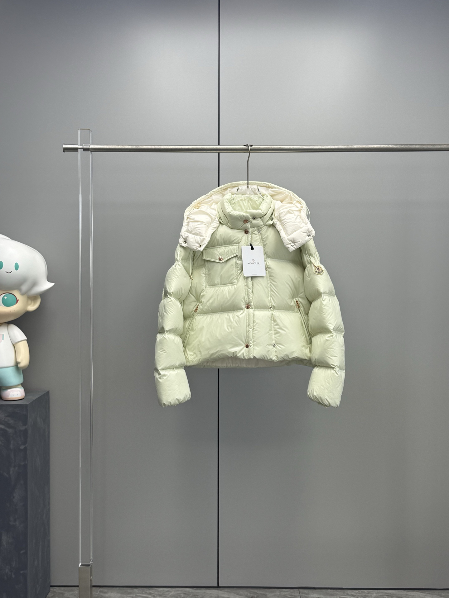 モンクレール Erea 秋冬 レディース スクエアキルティングフード付きショートダウンジャケット