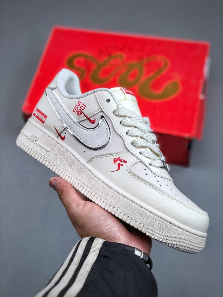 ナイキ エア フォース 1 トレンドスニーカー「Supreme 限定コラボモデル」