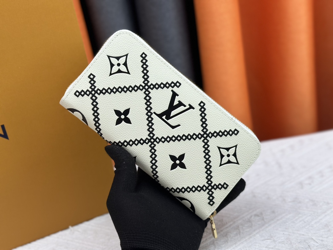 ルイ・ヴィトン ジッピー・ウォレット「エンボス 刺繍」