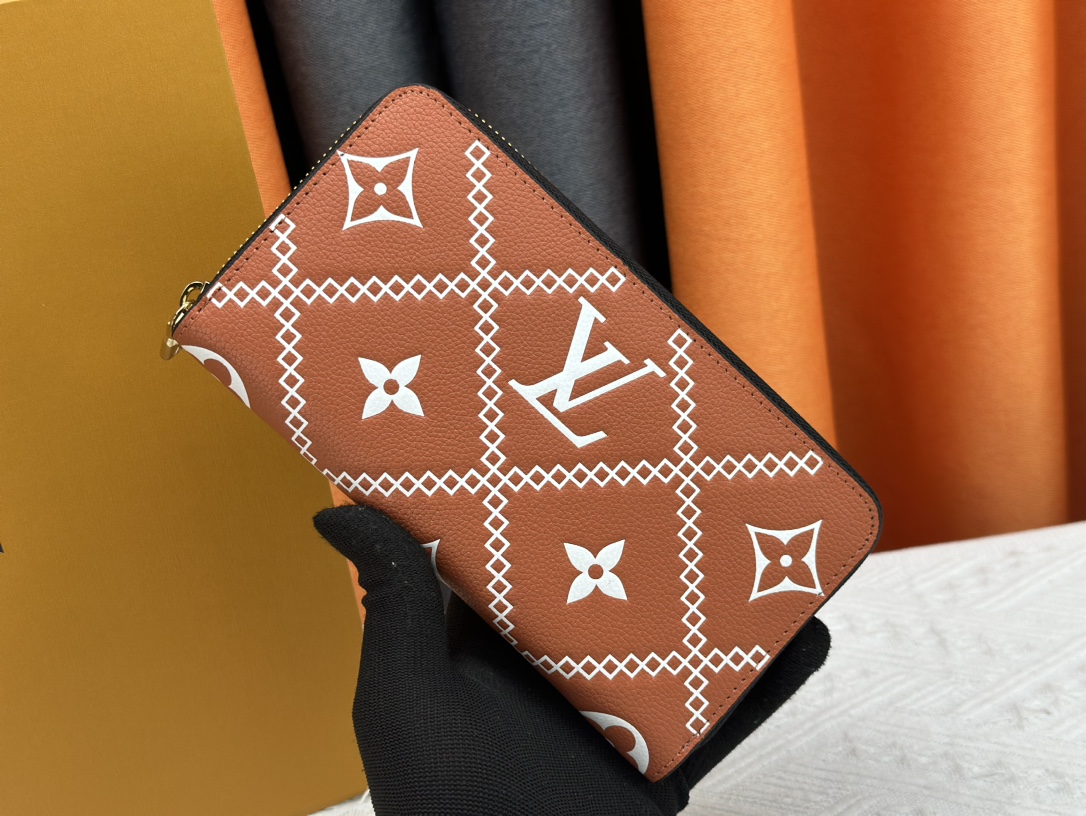 ルイ・ヴィトン ジッピー・ウォレット「エンボス 刺繍」
