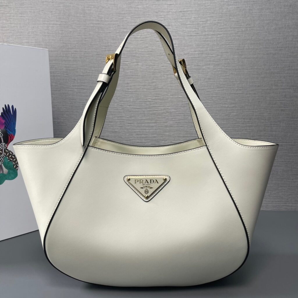 プラダ「Prada」トートバッグ レザー ハンドバッグ
