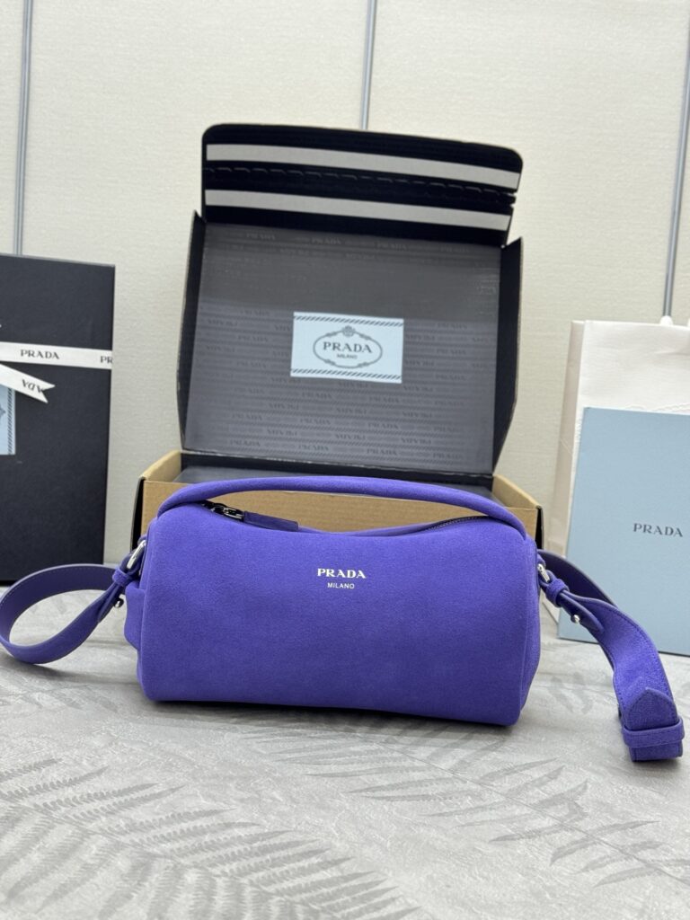 プラダ「Prada」ソフトグレインレザー ショルダーバッグ