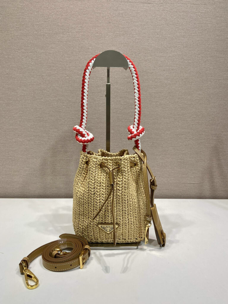 プラダ「Prada」クロシェ＆レザーバケットバッグ