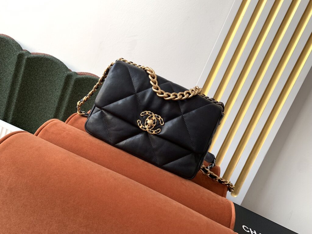 シャネル「Chanel」19 フラップ バッグ