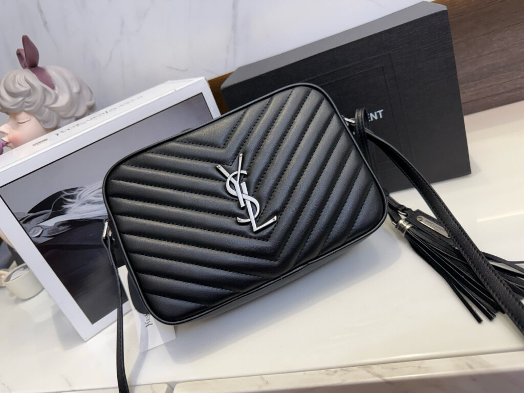 サンローラン「Saint Laurent」 LOU キルティング レザー カメラバッグ
