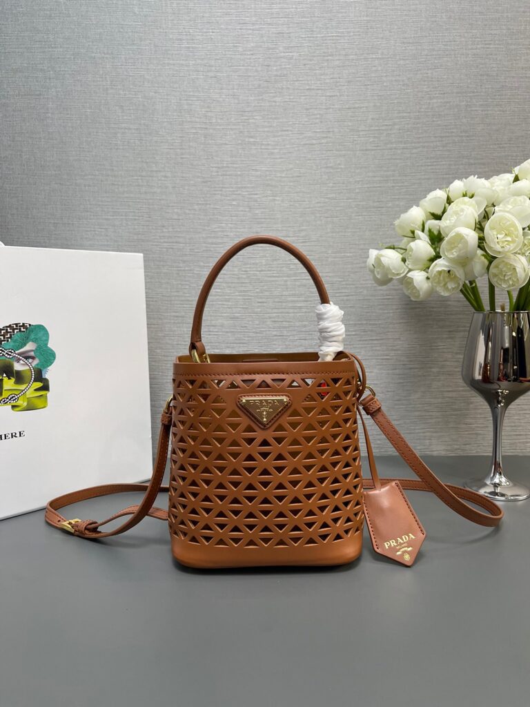 プラダ「Prada」レザーカット ボトルバッグ ミニバッグ