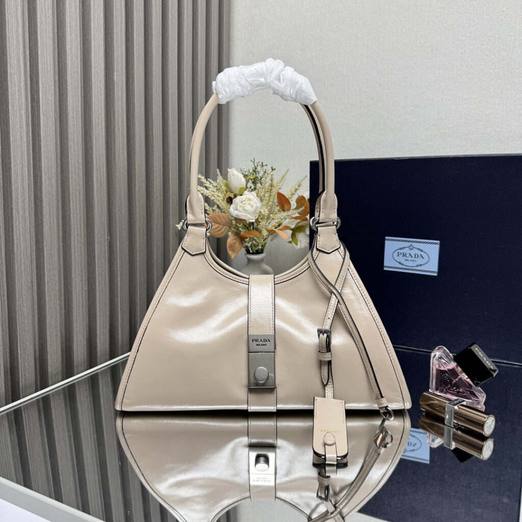 プラダ「Prada」ジオメトリック トラペゾイド トートバッグ