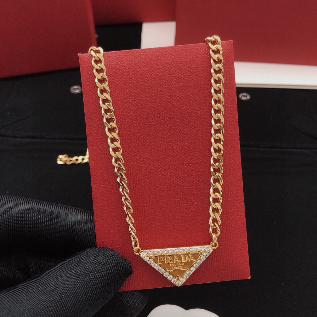 プラダ「Prada」Eternal Gold トライアングルダイヤモンドネックレス