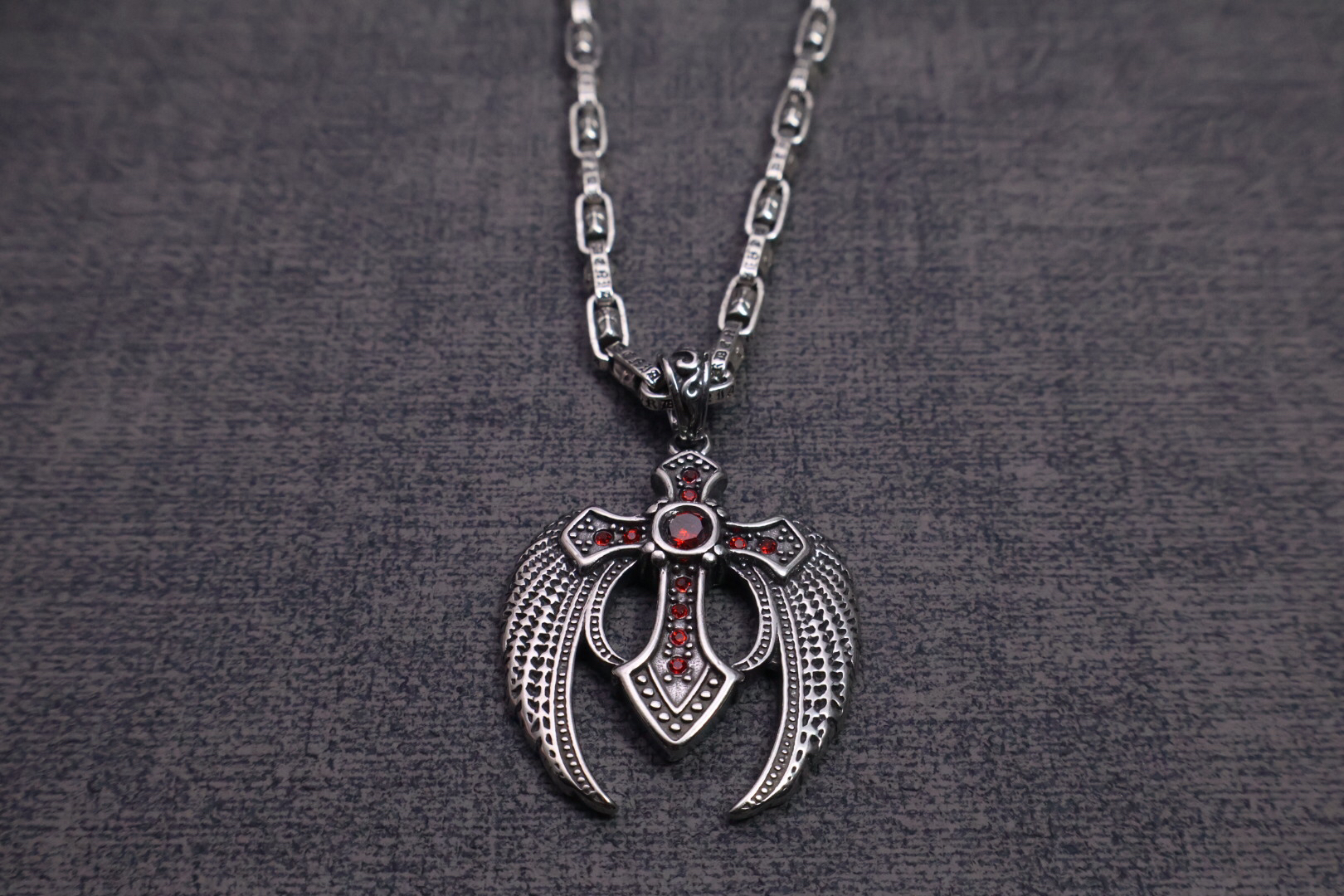 クロムハーツ「Chrome Hearts」のクラシックネックレス - 日常に上品なアクセントを添えるユニセックスモデル