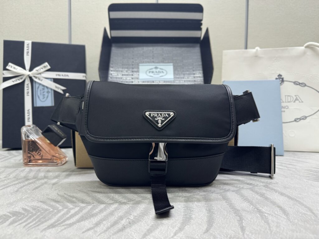 プラダ「Prada」 テッスートナイロン マルチポーチ